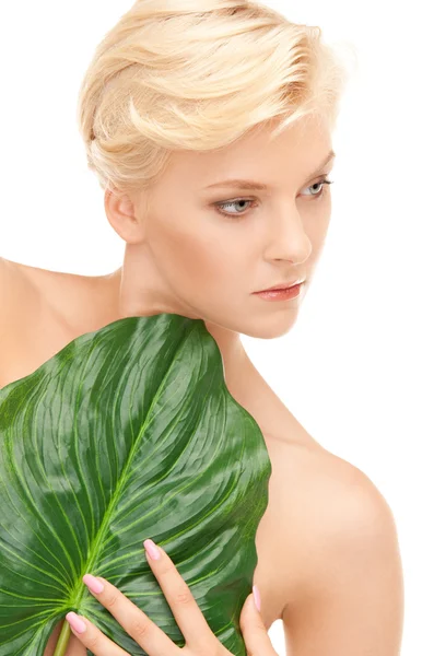 녹색 잎을 가진 여자 — 스톡 사진