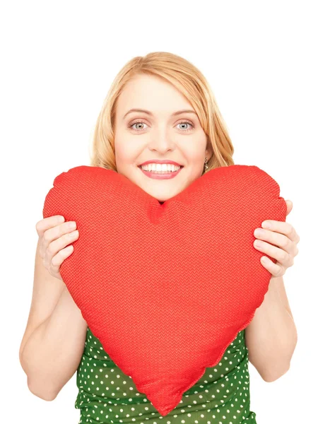 Mujer con almohada roja en forma de corazón — Foto de Stock