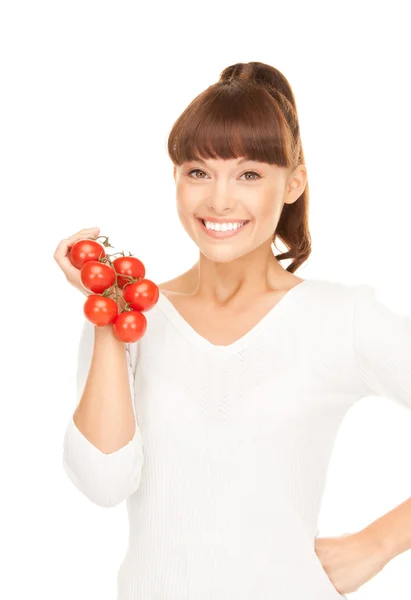 Frau mit reifen Tomaten — Stockfoto