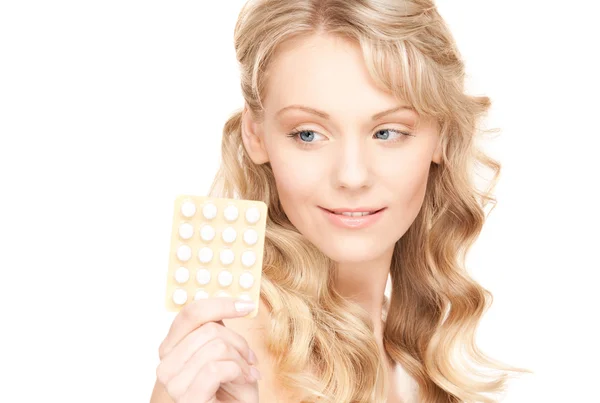 Jonge vrouw met pillen — Stockfoto