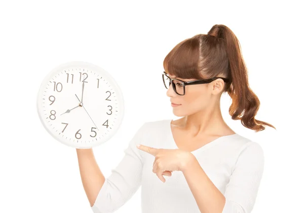 Женщина держит большие часы — стоковое фото
