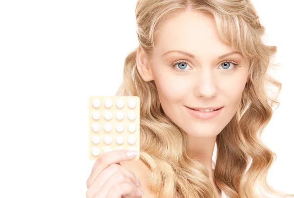 Mladá žena s pilulkami — Stock fotografie