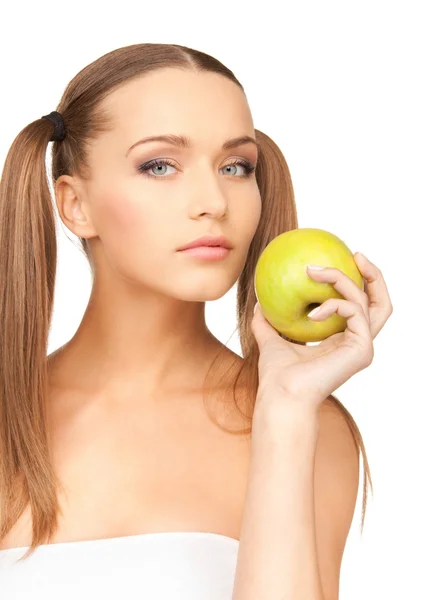 Ung vacker kvinna med grönt äpple — Stockfoto