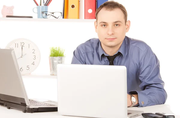Affärsman med bärbar dator i office — Stockfoto