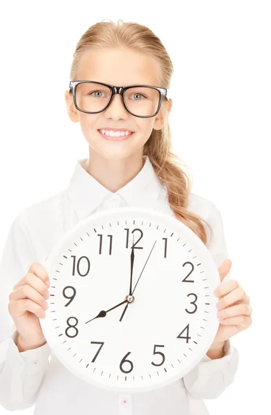 Flicka som håller stor klocka — Stockfoto