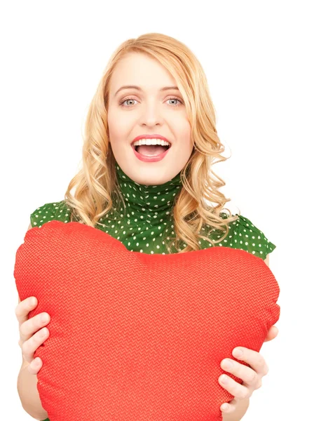Kadın kırmızı kalp şeklinde yastık ile — Stok fotoğraf