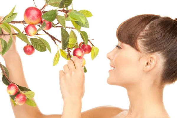애플 나뭇가지와 함께 행복 한 여자 — 스톡 사진
