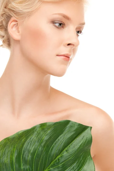 Γυναίκα με πράσινο φύλλο — Φωτογραφία Αρχείου
