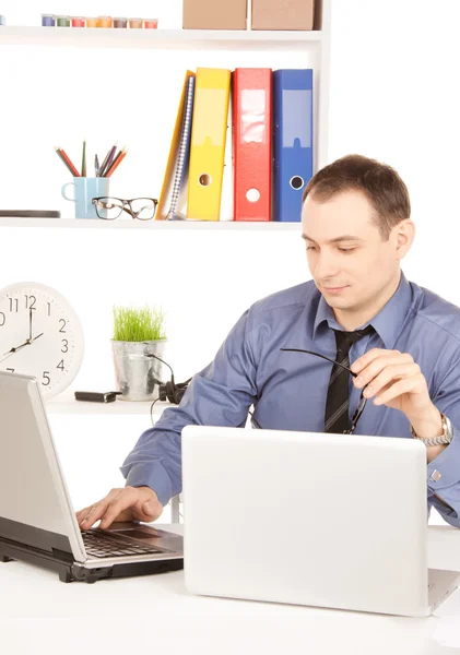 Hombre de negocios con ordenador portátil en la oficina — Foto de Stock