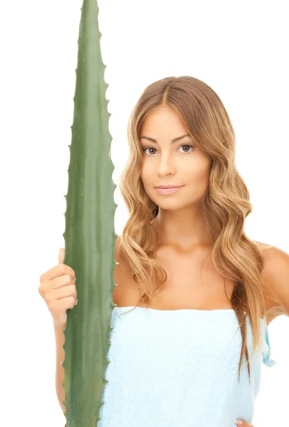 Aloe vera ile güzel kadın — Stok fotoğraf
