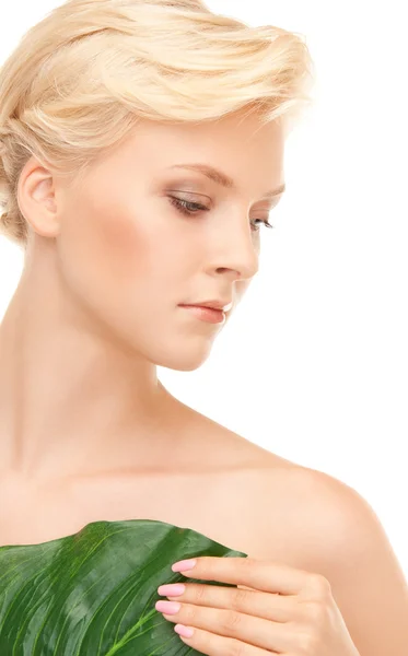 Donna con foglia verde — Foto Stock