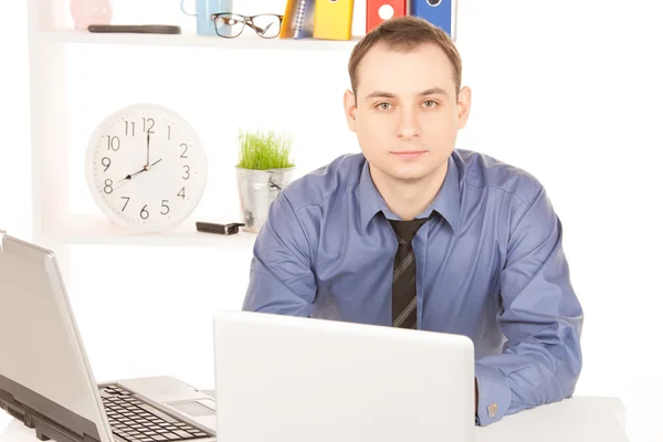 Hombre de negocios con ordenador portátil en la oficina —  Fotos de Stock
