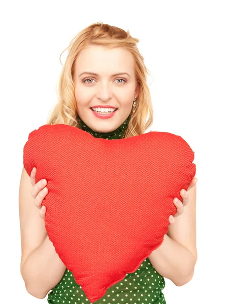 Kvinna med röd hjärtformad kudde — Stockfoto