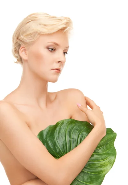 Kobieta z zielonych liści — Zdjęcie stockowe