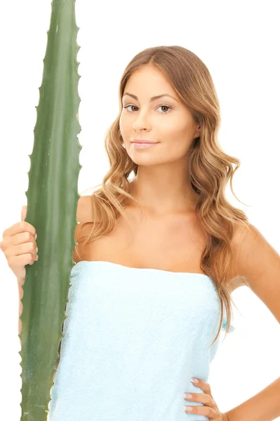 Schöne Frau mit Aloe Vera — Stockfoto