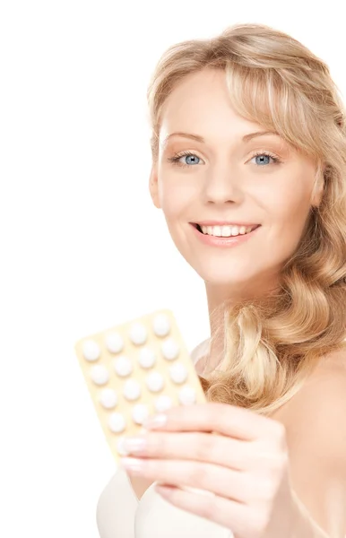 Молодая женщина с таблетками — стоковое фото