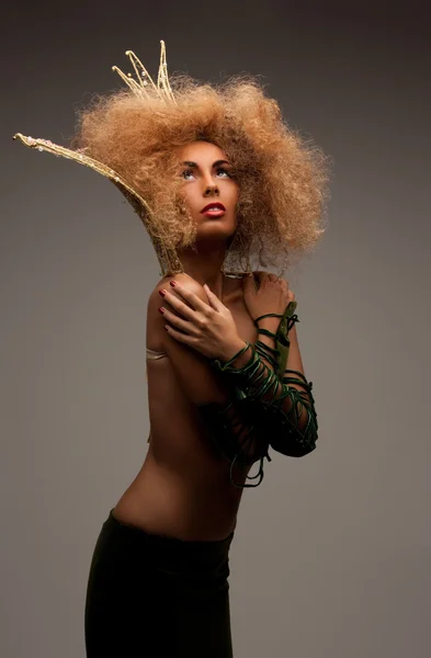 Kobieta w koronie z modne włosy — Zdjęcie stockowe