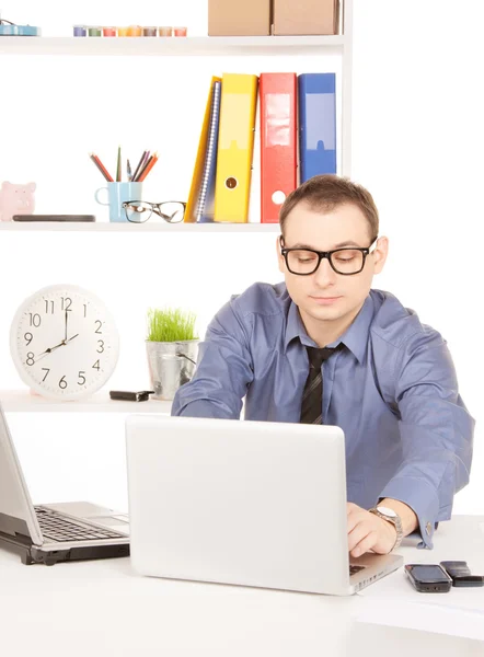 Hombre de negocios con ordenador portátil en la oficina —  Fotos de Stock