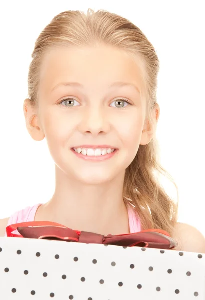 ギフト用の箱との幸せな女の子 — ストック写真