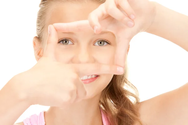 Menina bonita criando uma moldura com os dedos — Fotografia de Stock