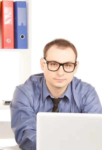 Affärsman med bärbar dator i office — Stockfoto