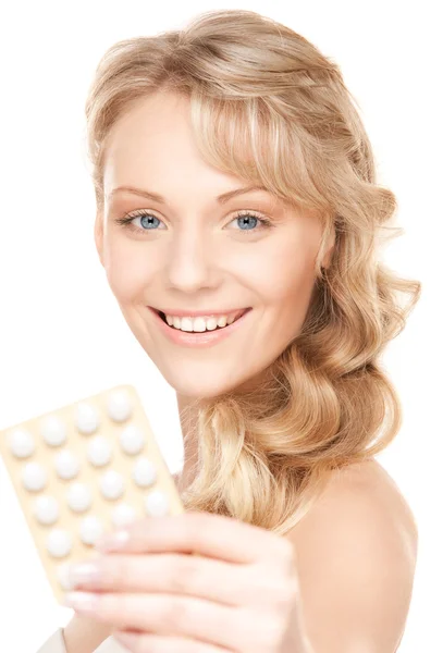 Молодая женщина с таблетками — стоковое фото