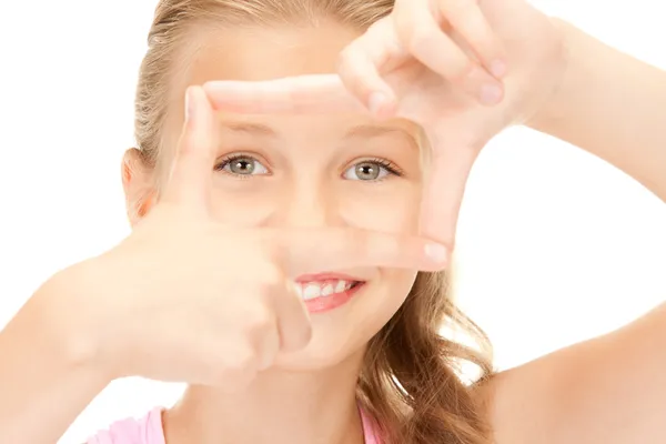Chica bonita creando un marco con los dedos —  Fotos de Stock