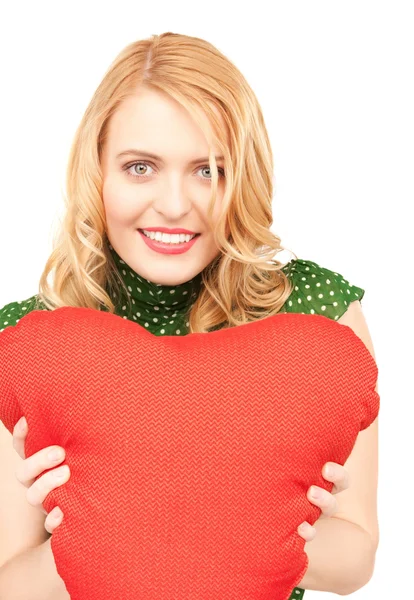 Kadın kırmızı kalp şeklinde yastık ile — Stok fotoğraf