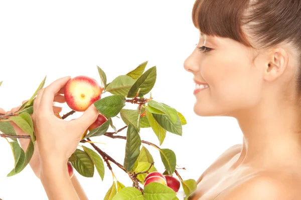 Щаслива жінка з яблучною гілочкою — стокове фото