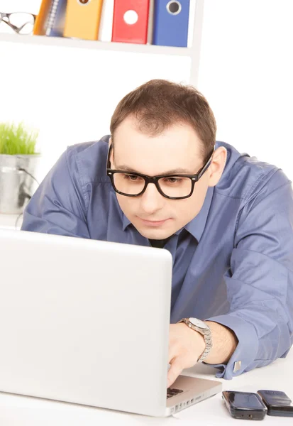 Üzletember, a laptop számítógép hivatalban Stock Kép