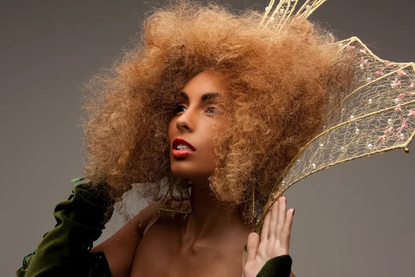 女性のファッショナブルな髪と王冠 — ストック写真