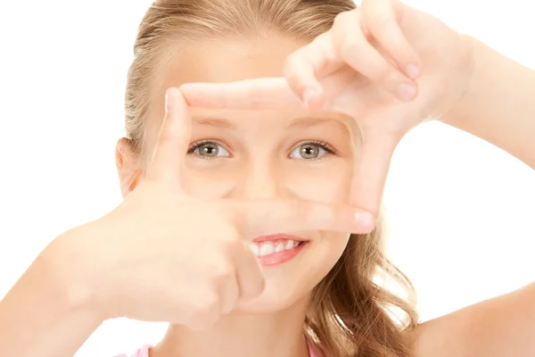Mooi meisje creëren een frame met vingers — Stockfoto
