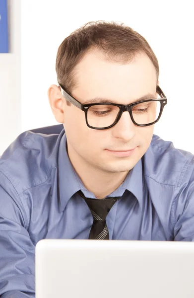 Uomo d'affari con computer portatile in ufficio — Foto Stock