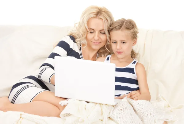 Lycklig mor och barn med bärbar dator — Stockfoto