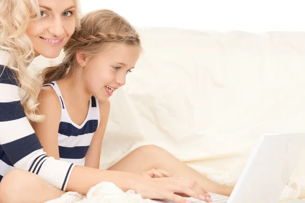 Счастливая мать и ребенок с ноутбуком — стоковое фото