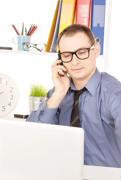 Homme d'affaires avec ordinateur portable au bureau — Photo