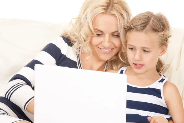 Feliz madre e hijo con computadora portátil — Foto de Stock