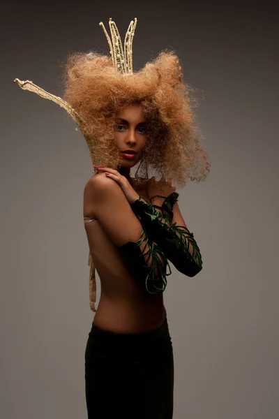 Женщина в короне с модными волосами — стоковое фото