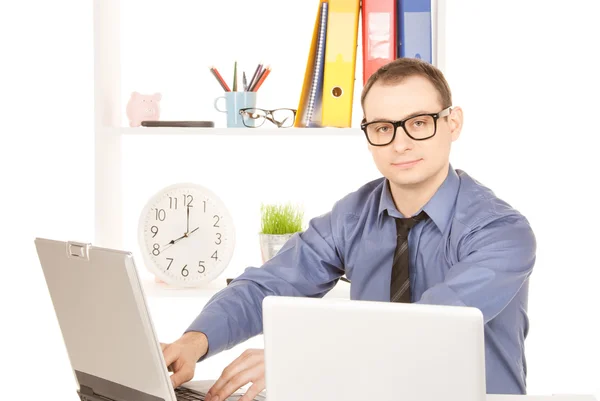 Homem de negócios com computador portátil no escritório — Fotografia de Stock