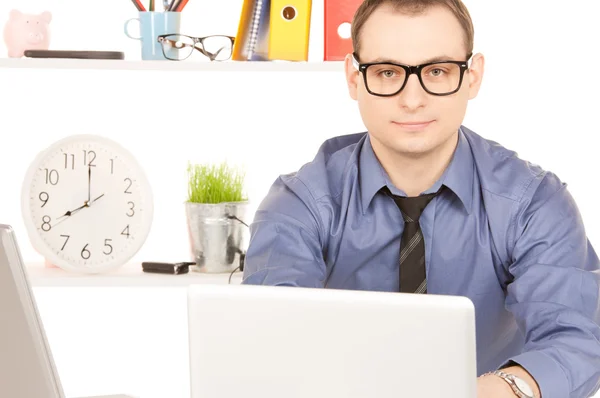 Uomo d'affari con computer portatile in ufficio — Foto Stock