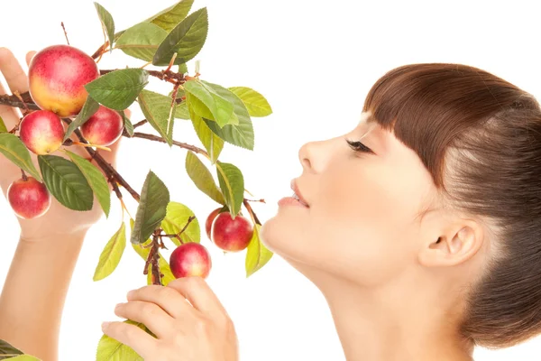 Donna felice con ramoscello di mela — Foto Stock