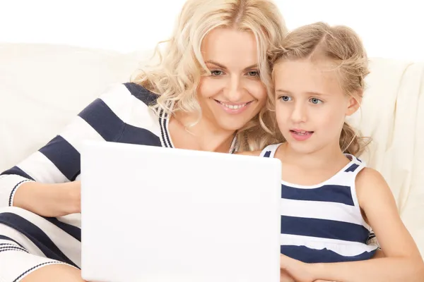 Mãe feliz e criança com computador portátil — Fotografia de Stock