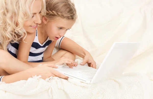 幸せな母と子でラップトップ コンピューター — ストック写真