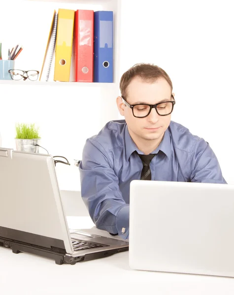 Biznesmen z komputera przenośnego w biurze — Zdjęcie stockowe