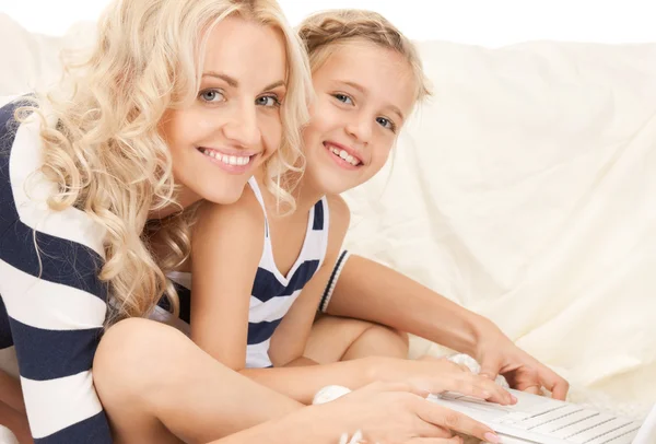 Mutlu anne ve çocuk ile dizüstü bilgisayar — Stok fotoğraf