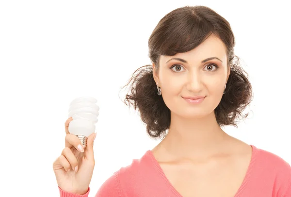 Жінка тримає енергозберігаючу лампочку — стокове фото
