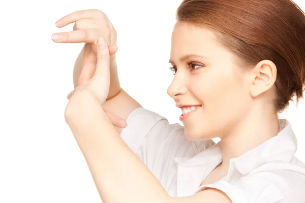 Mulher encantadora criando uma moldura com os dedos — Fotografia de Stock