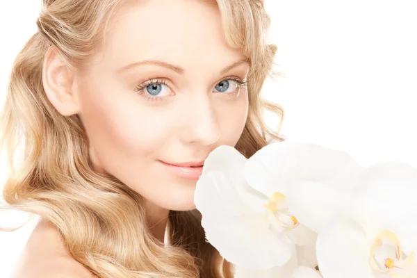 Vacker kvinna med vit blomma — Stockfoto