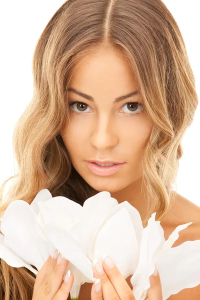 Mooie vrouw met witte bloem — Stockfoto