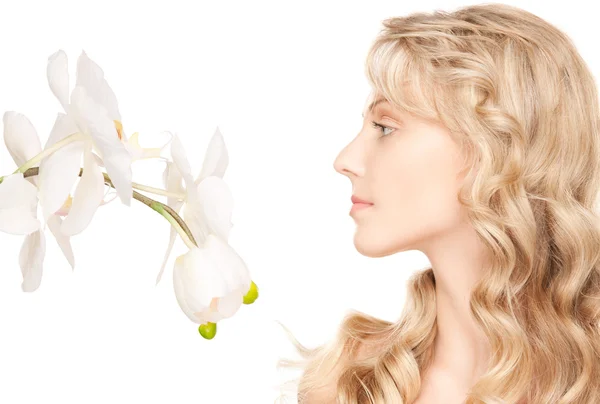Krásná žena s bílým květem — Stock fotografie